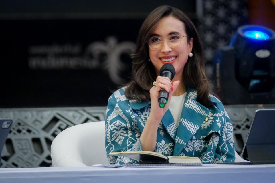 Menpar Widiyanti Klarifikasi Isu “Mandi Air Galon”: “Itu Hanya Karangan”