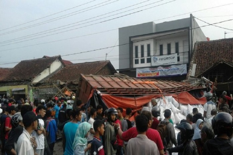 Kecelakaan Tragis: Belasan Korban Melayang dan Sejumlah Rumah Rusak