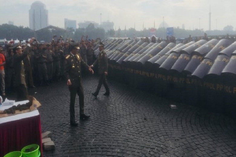 HUT Satpol PP ke-68 Meriah Berkat Pelemparan Batu dan Tendangan