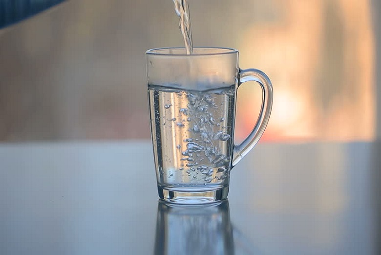 Banyak Alasan Mengapa Anda Harus Minum Air Hangat Saat Berbuka