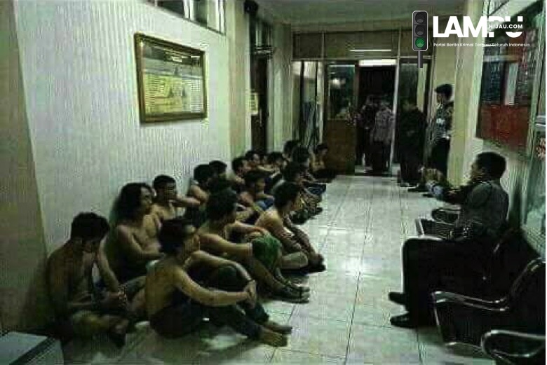 Coba Tebak Gambar? Siapakah Mereka, yang Ditangkap Seperti Penjahat?