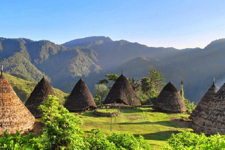 Indahnya Desa Adat Wae Rebo Negeri di Atas Awan