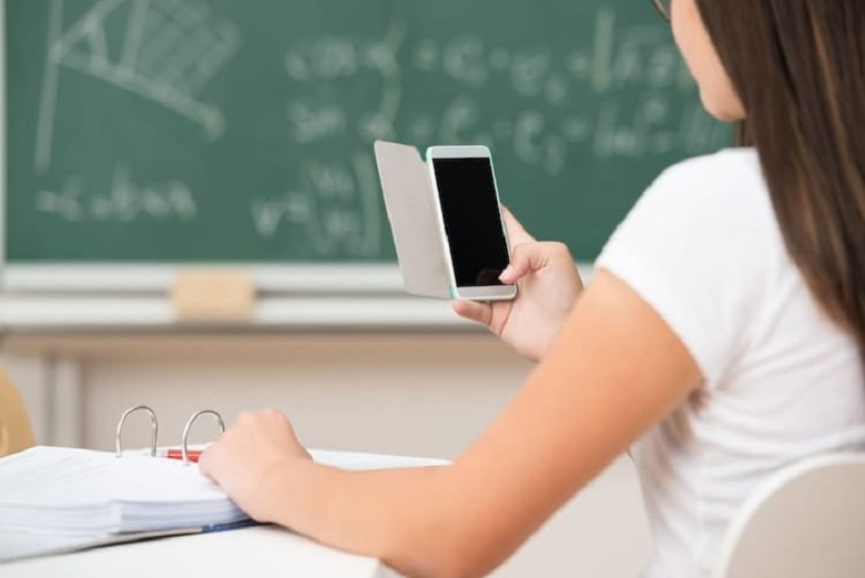 Presiden Perancis Melarang Siswa Menggunakan Telepon Genggam di Sekolah