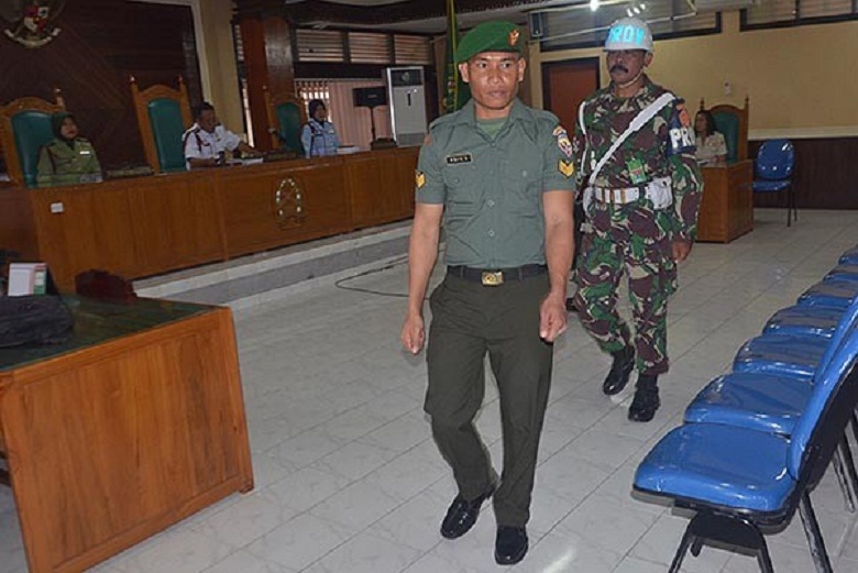 Suami Temukan Hard Disk Milik Istrinya.. Pass Diliat.. Ternyata Berisi Video Porno Istrinya Sedang Berzina dengan Oknum TNI