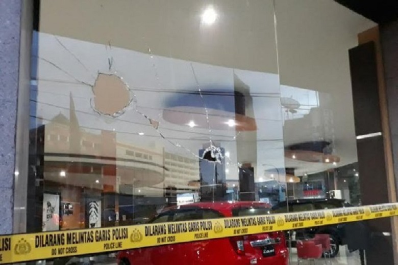 Makassar: Pelaku Demo kah yang Melempari Batu ke Show Room Jusuf Kalla? Apa Maksudnya?