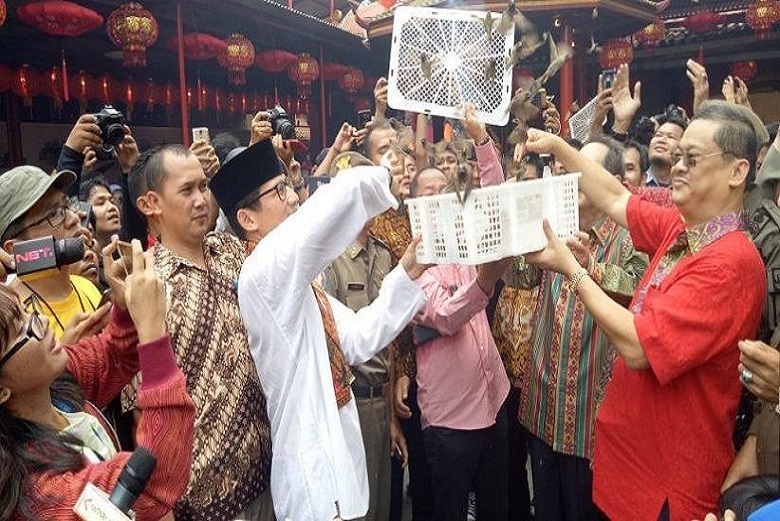 Anies-Sandi Kompakan Rayakan Imlek di Vihara Dharma Bakti