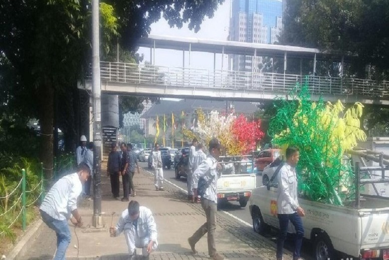 Polemik Pohon Imitasi DKI, Terlihat Indah tapi Mengganggu Pejalan Kaki