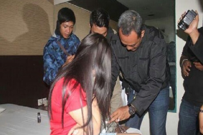 Lagi Asyik Bermesraan di Kamar, Ceweknya sudah Mulai Telanjang, Pasangan Mahasiswa ini Digerebek Polisi
