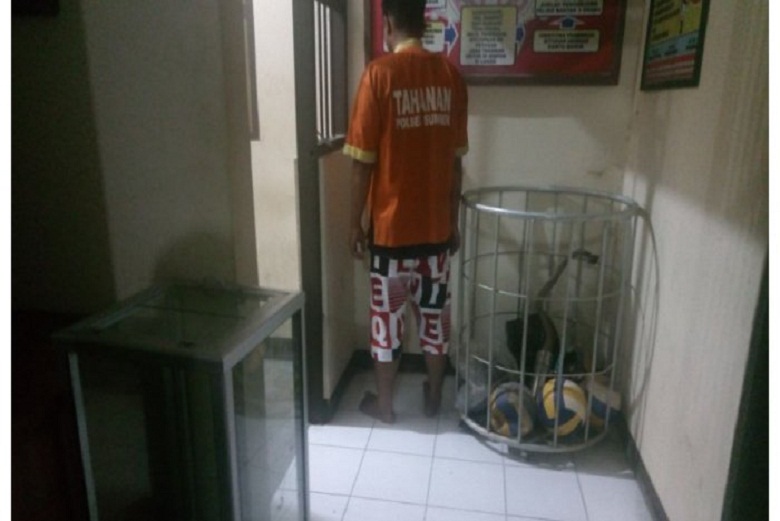 Capek Cari Duit Nggak Kunjung Dapat, Pas Lewat Mushola ada Kotak Amal, Pemulung ini Nekat Congkel Kotak Amal dan Ambil Isinya 