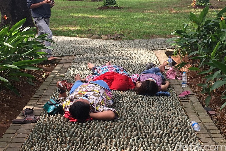 Pijat Refleksi Gratis di Taman Monas