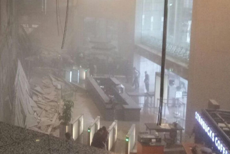  Tower 2 BEI Roboh, Ratusan Orang Terluka
