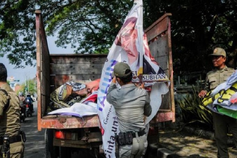 Satpol PP Pasuruan Turunkan Puluhan Alat Peraga Kampanye