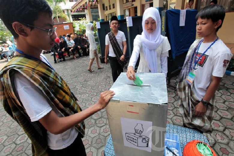Direktur Perludem Himbau Masyarakat Awasi Pemilu Sebab Beda Aturan Mainnya