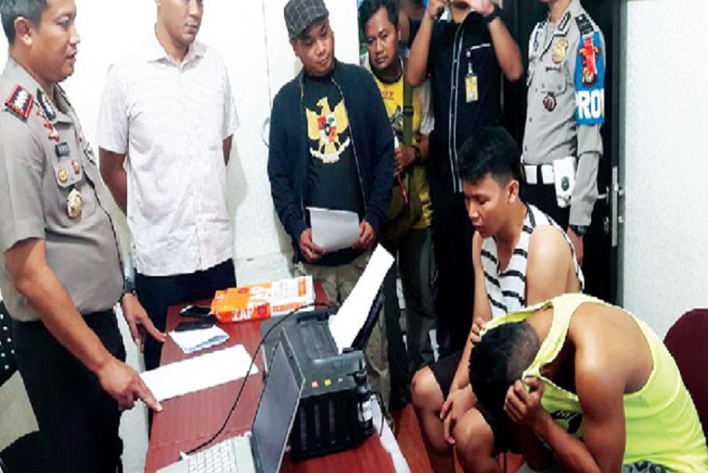Pekerja Seks Komersial Dengan Tarif 300 Ribu Sampai 700 Ribu ini Ternyata Seorang PRIA... Konsumennya.. PRIA juga