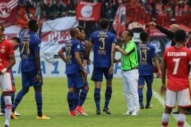 Manajer Persib Panggil Pemain ke Pinggir Lapangan, lagi Diskusi, Wasit Tiup Peluit Akhir