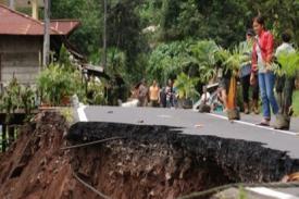 Gambar Artikel Longsor Terjadi di Gorontalo, Warga Dipaksa Mengungsi dengan Cepat