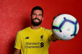 Gambar Artikel Kiper Anyar Liverpool : &quot;Saya Sangat Gembira Memiliki Mereka Sebagai Rekan Setim&quot;
