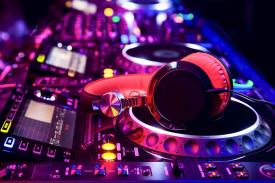 Mendengarkan Musik EDM Bisa Jadi Mood Booster Lho