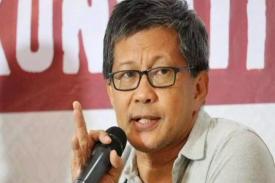 Gambar Artikel Rocky Gerung Terpaksa Dilarikan Ambulans  di Jember
