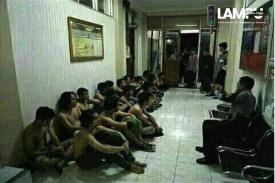 Coba Tebak Gambar? Siapakah Mereka, yang Ditangkap Seperti Penjahat?