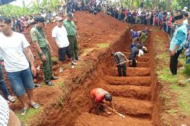 Isak Tangis Mengiringi Pemakaman Massal Korban Kecelakaan Maut