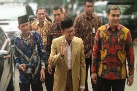 Gambar Artikel Sejumlah Politikus Tampak Jenguk SBY secara Bergantian