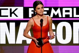 Selena Gomez Nyanyi Lipsynch di American Music Awards 2017