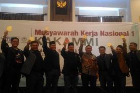 Gambar Artikel Tak mau Kalah dengan Ketua BEM UI yang Kasih Kartu Kuning ke Jokowi, Fahri Hamzah Langsung Kasih Kartu Merah