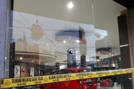Makassar: Pelaku Demo kah yang Melempari Batu ke Show Room Jusuf Kalla? Apa Maksudnya?
