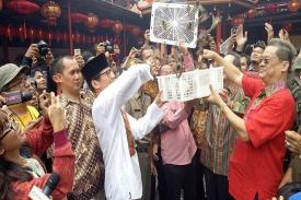 Anies-Sandi Kompakan Rayakan Imlek di Vihara Dharma Bakti