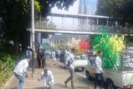 Gambar Artikel Polemik Pohon Imitasi DKI, Terlihat Indah tapi Mengganggu Pejalan Kaki