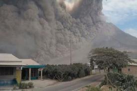 Gambar Artikel Gunung Sinabung: Warga di 7 Desa Direlokasikan, Belum Ada Alat untuk Memprediksikan Erupsi