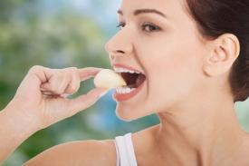 Gambar Artikel Cara Atasi Batuk dengan Bawang Putih, Obat Alami di Rumah