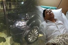 Mobil Setnov Menabrak Trotoar, Pohon, dan Tiang Listrik