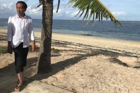 Curi-curi Waktu Luang, Presiden Jokowi Nikmati Damainya Pantai Nemberala