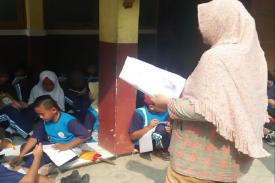 Gambar Artikel Siswa SDN di Karawang Belajar di Teras Sekolah, Bagaimana Indonesia Bisa Merubah Nasib Kaumnya?