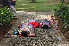 Pijat Refleksi Gratis di Taman Monas