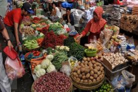 Gambar Artikel Memantau Harga Bahan Makanan yang Naik di Pasar Pondok Gede-Bekasi