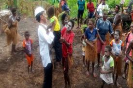 Gambar Artikel Cerita Presiden Jokowi Bertemu dengan Jokowi Kecil di Tanah Papua