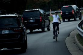 Cuma Acungkan Jari Tengah, Seorang Pekerja di Amerika Dipecat