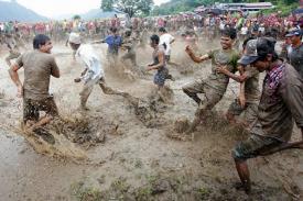 Gambar Artikel Tradisi Mandi Lumpur di Nepal Juga Diikuti oleh Turis Asing