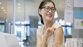 Gambar Artikel Alasan Perempuan Mandiri Cenderung Tidak Ingin Buru-buru Menjalin Hubungan