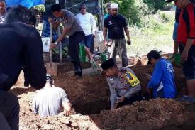 Tindakan Simpati Kapolda Sulsel Gali dan Makamkan Jasad PNS Polda