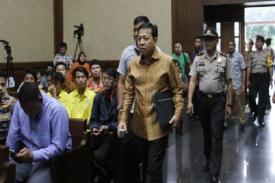 Penasaran, Setya Novanto selalu Bawa Kotak Hitam Pesawat saat Persidangan